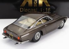 Modellino Ferrari classico in scala 1:18, color marrone, con dettagli cromati, presentato su Vroomi.