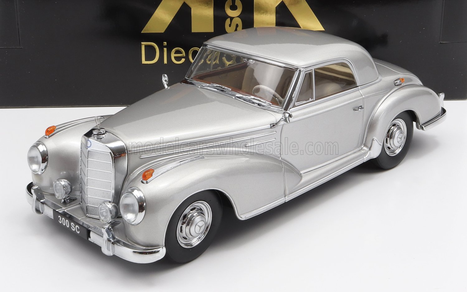 Modellino in scala 1/18 della Mercedes-Benz 300 SC color argento, da collezione, disponibile su Vroomi.