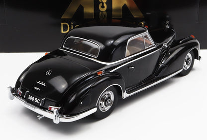 Modellino da collezione Mercedes-Benz 300SC nera in scala 1/18, disponibile su Vroomi.