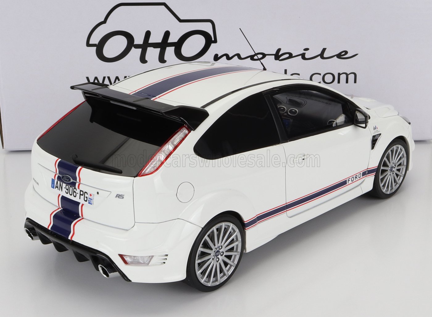 Modellino di Ford Focus RS bianca con strisce da corsa e cerchi dettagliati, disponibile su Vroomi.