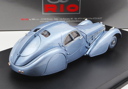 Modellino d'auto vintage blu degli anni '30 su espositore nero con marchio Rio, disponibile sulla piattaforma Vroomi.