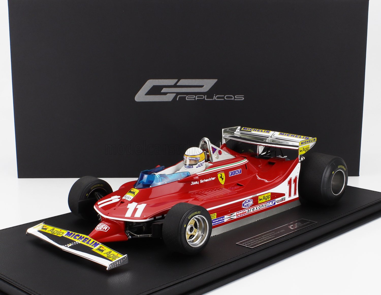 Modellino di auto da corsa Ferrari F1 rossa con il numero 11, i loghi Michelin e Agip, su base espositiva, disponibile su Vroomi.