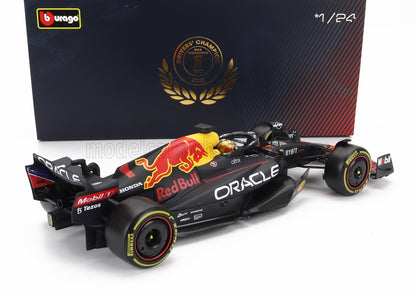 Modellino di auto Red Bull F1 in scala 1/24 con adesivo del campione Max Verstappen 2022, disponibile su Vroomi.