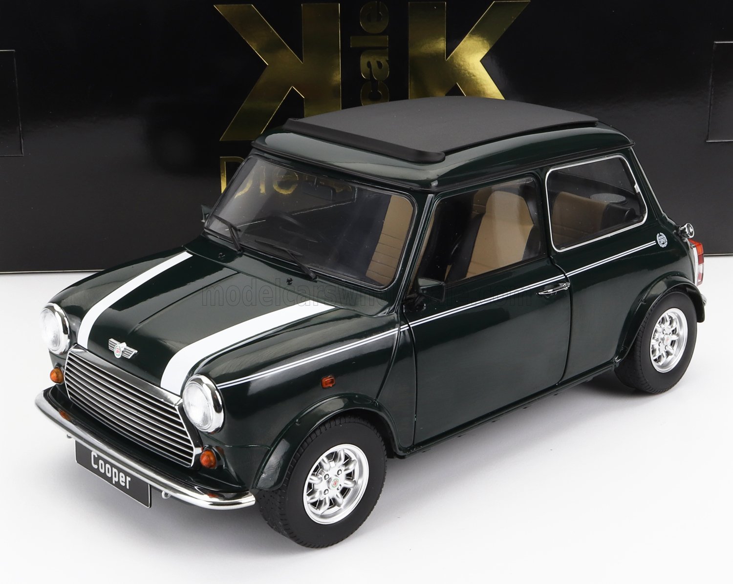 Modellino di auto Mini Cooper classica verde scuro con strisce bianche da corsa e interni color cuoio, disponibile su Vroomi.