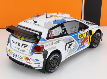 Modello di auto da rally Volkswagen Polo R bianca con Red Bull , adesivi degli sponsor e nomi dei piloti finlandesi, disponibile su Vroomi.