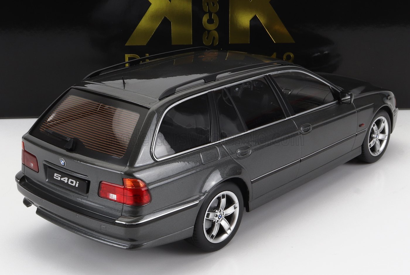 touring di BMW 540i touring grigio scuro con cerchi argentati, disponibile sulla piattaforma Vroomi.