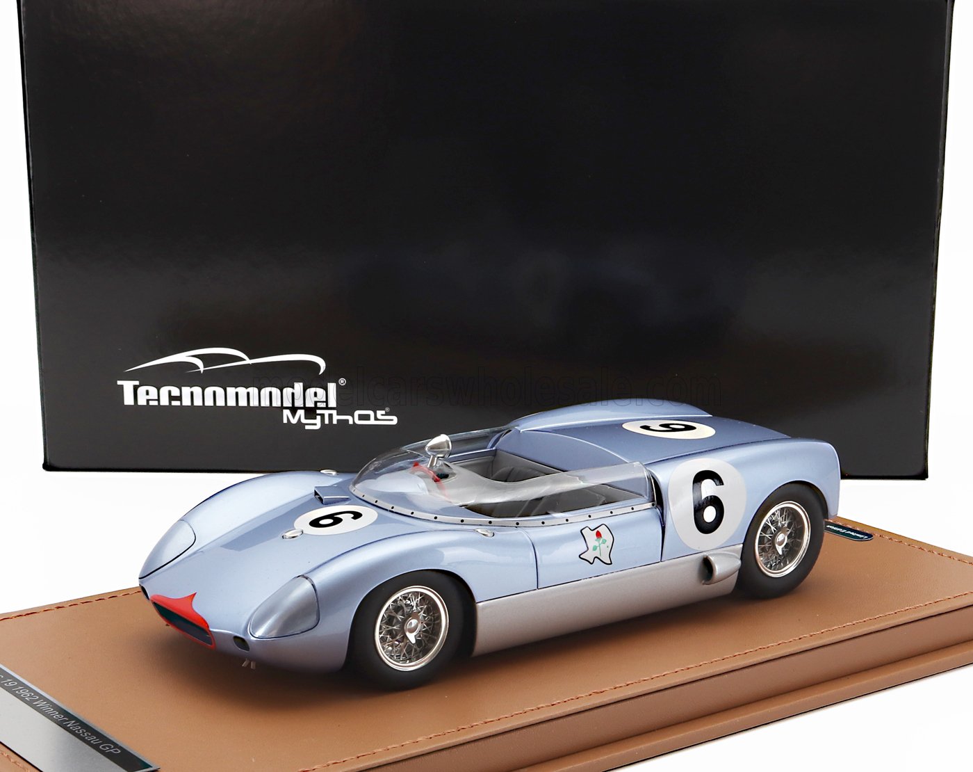 Modellino di auto da corsa vintage azzurra numero 6 su espositore, disponibile tramite Vroomi.