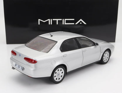 Modellino in argento dell'Alfa Romeo 166 V6 in scala 1:18 di MitiCA, esposto su sfondo nero, disponibile su Vroomi.