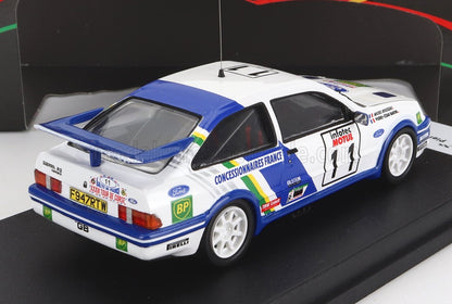 Modellino di auto da rally Ford Sierra RS Cosworth bianca e blu con il numero 11 e i loghi degli sponsor, in vendita su Vroomi.