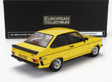 Modellino in scala 1/18 della Ford Escort Mexico gialla con strisce nere, disponibile su Vroomi.