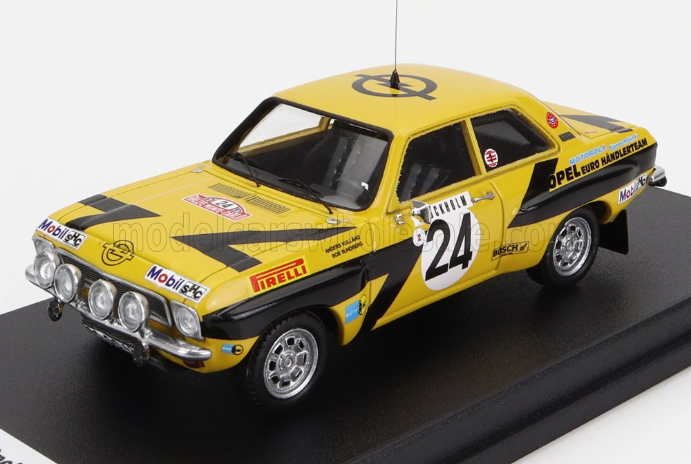 Modellino in scala 1/18 di un'auto da rally Opel gialla e nera, classico oggetto da collezione per gli appassionati di sport motoristici, attualmente in vendita su Vroomi.