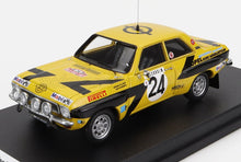 Modellino in scala 1/18 di un'auto da rally Opel gialla e nera, classico oggetto da collezione per gli appassionati di sport motoristici, attualmente in vendita su Vroomi.