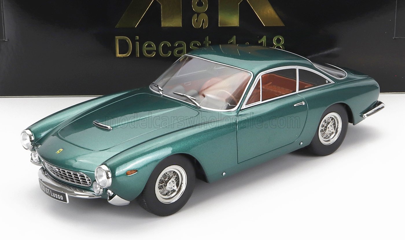 Modellino in scala 1/18 di un'auto classica, in metallo pressofuso, da collezione, disponibile su Vroomi.