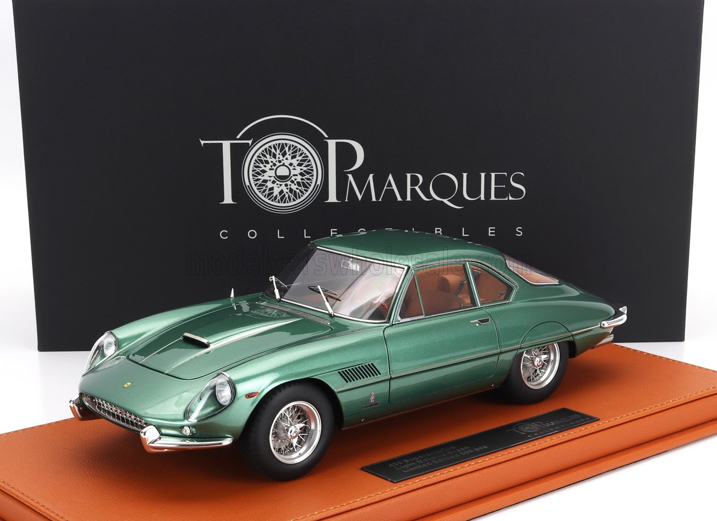 Modellino in scala della Ferrari 400 Superamerica vintage verde su base arancione con scatola Top Marques Collectibles, in vendita su Vroomi.