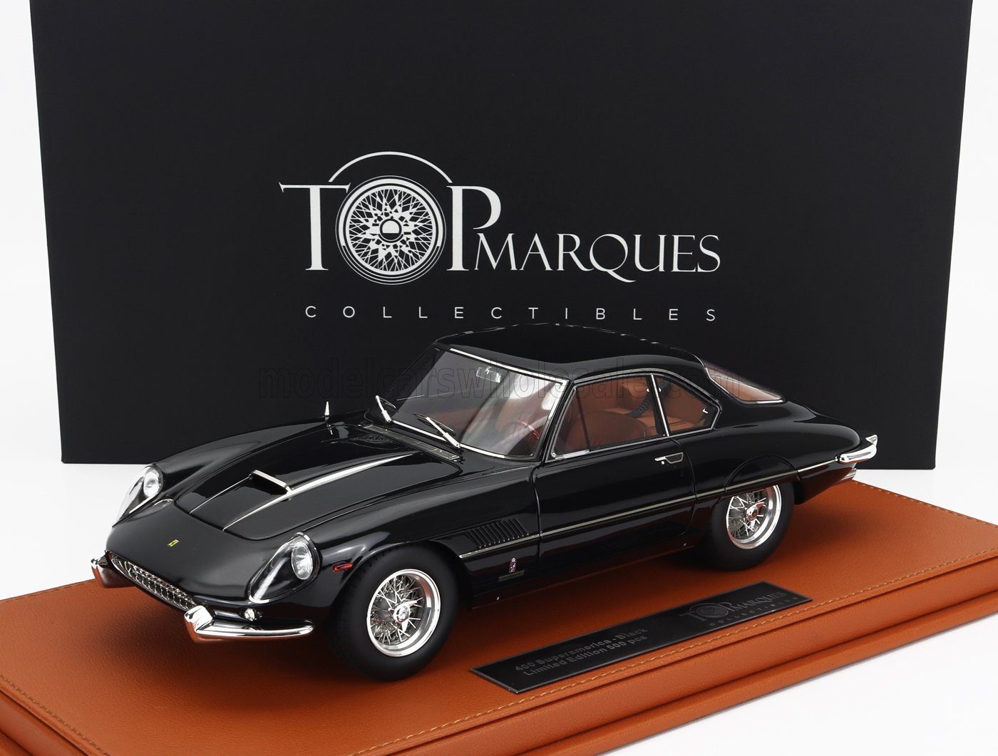 Modellino in scala 1:18 della Ferrari 450 Superamerica nera su base marrone di Top Marques Collectibles, disponibile su Vroomi.
