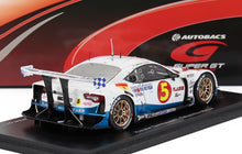 Modello di auto da corsa Super GT n. 5 bianca e blu con ruote dorate, sponsor dettagliati, disponibile su Vroomi.