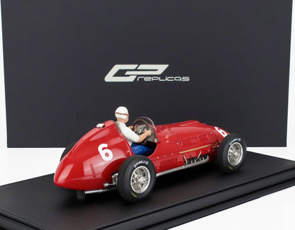 Modellino di auto da corsa vintage rossa con figurina del pilota su base espositiva, disponibile tramite Vroomi.