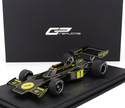 Modellino di Formula 1 Black Lotus 72 con dettagli gialli, pneumatici Goodyear, esposto su una piattaforma replica, in vendita su Vroomi.