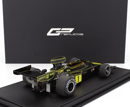 Modello GP Replicas nero e giallo dell'auto di Formula 1 di Ronnie Peterson in mostra, disponibile su Vroomi.