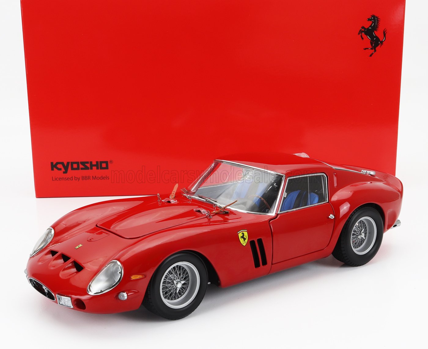 Modellino in scala 1:18 della Ferrari 250 GTO rossa Kyosho con sedili blu, mostrato con scatola rossa con marchio, disponibile su Vroomi.