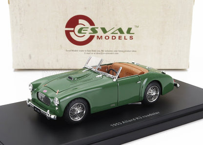 Roadster Allard K3 verde del 1953 con interni color cuoio su supporto nero, in primo piano su Vroomi.