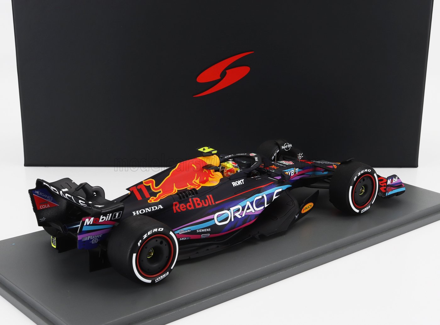 Modellino dell'auto di Formula 1 Red Bull con il marchio Oracle e sponsor come Honda, su base grigia, disponibile su Vroomi.