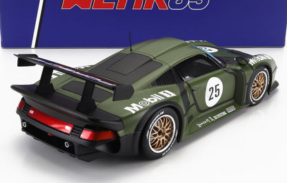 Modellino verde in scala 1:18 dell'auto da corsa Porsche 935 con adesivo Mobil 1 e numero 25, disponibile su Vroomi.