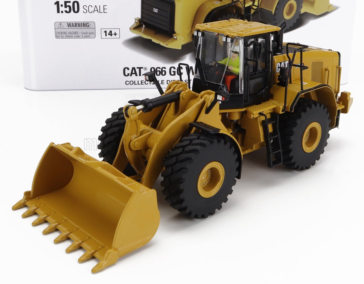 Modello di pala gommata CAT 966 GC in scala 1:50 con benna dettagliata, pneumatici grandi, esposto con confezione, disponibile su Vroomi.