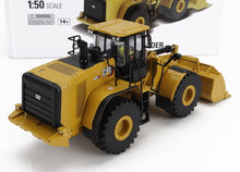 Modellino di caricatore CAT 966GC in scala 1:50, giallo e nero, con grandi pneumatici e cabina, disponibile su Vroomi.