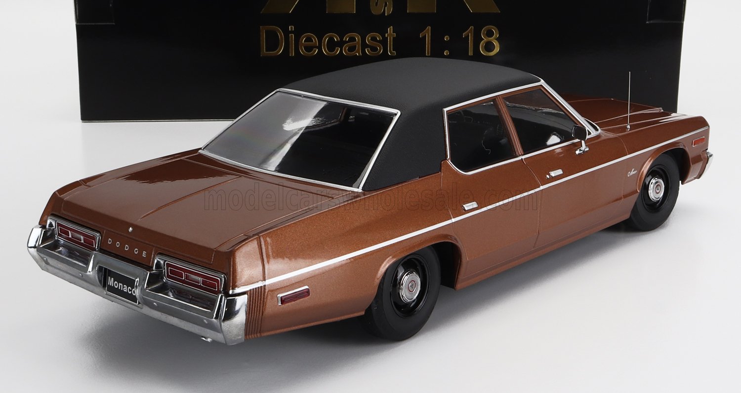 Modellino in scala 1:18 della classica Dodge Monaco marrone con tetto nero, disponibile su Vroomi.