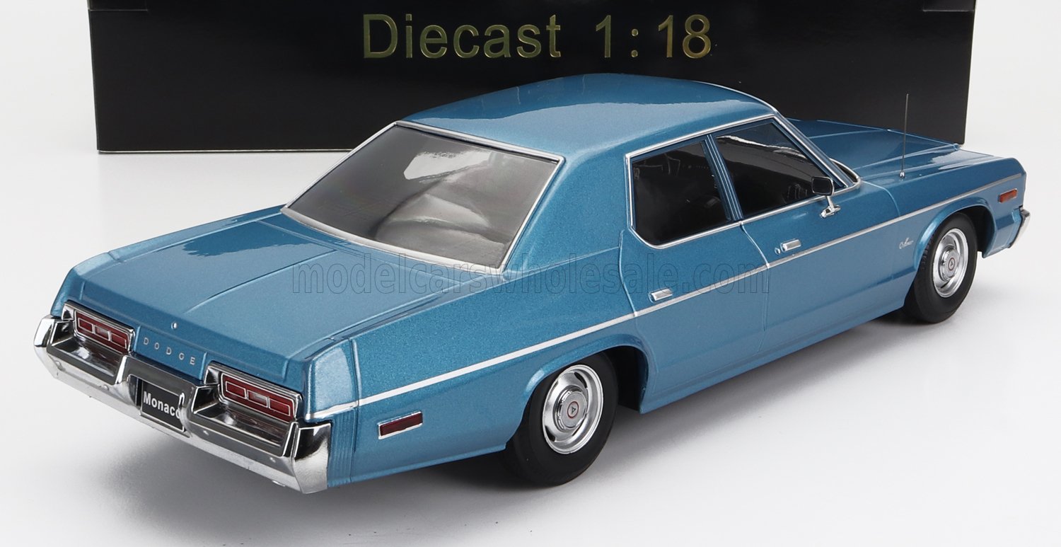 Modellino di auto Dodge Monaco blu in scala 1:18 con dettagli cromati, disponibile su Vroomi.