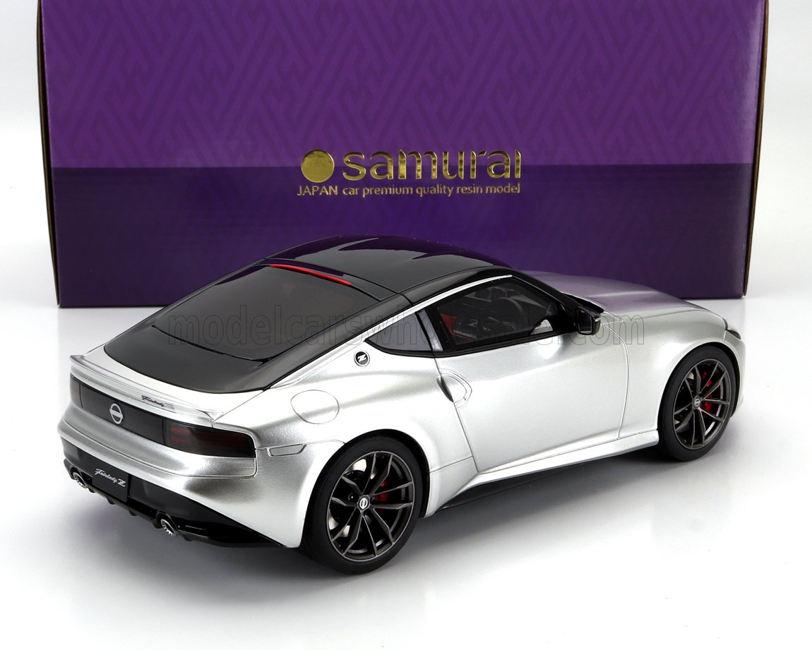 Modellino in resina Nissan Fairlady Z color argento con tetto nero e pinze dei freni rosse, disponibile su Vroomi.