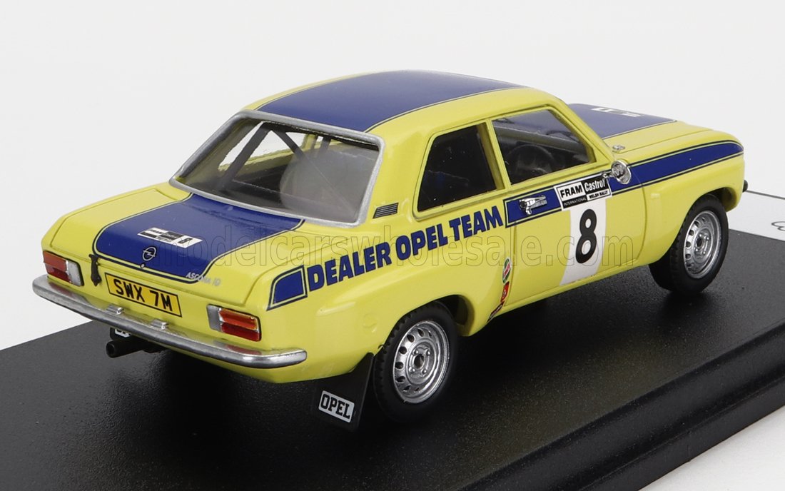 Modellino di auto da rally Opel Ascona gialla e blu con il numero 8, su espositore, ora in vendita su Vroomi.