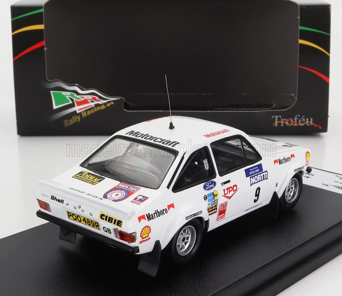 Modellino di auto da rally Ford bianca con adesivi Motorcraft e Marlboro su espositore nero, disponibile su Vroomi.