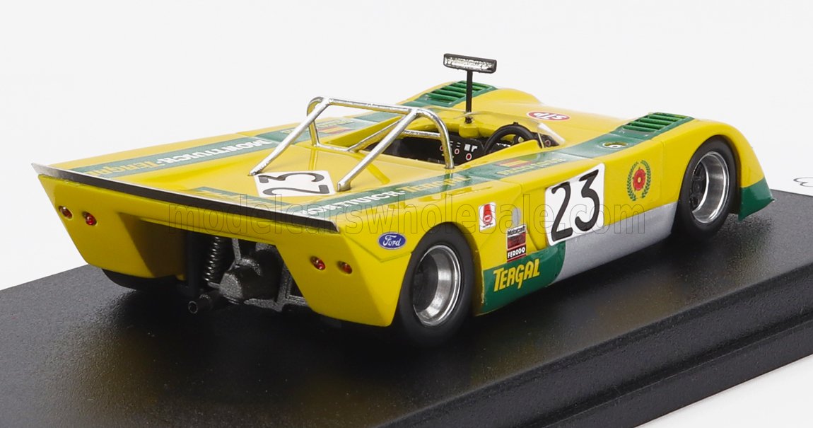 Modello vintage di auto da corsa giallo e verde 23 su espositore, marchio Ford, disponibile tramite Vroomi.
