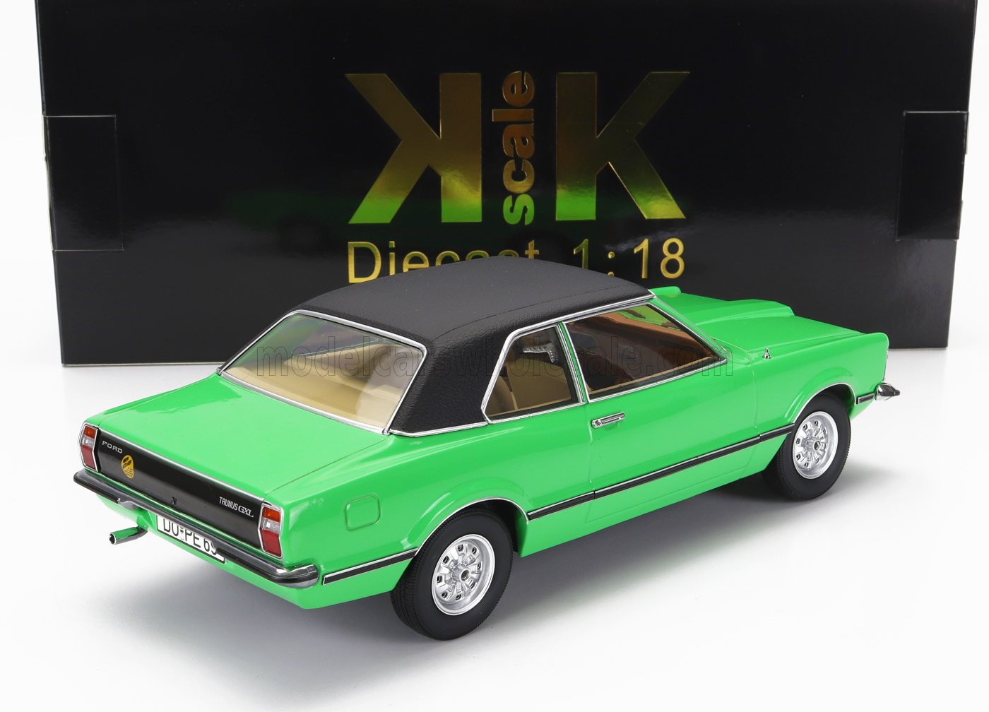 Modellino Ford Taunus GXL verde in scala 1:18 con tetto nero, disponibile su Vroomi.