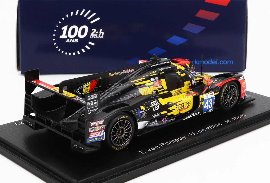 Modellino di auto da corsa LMP2 nera e gialla n. 43 su base espositiva per festeggiare i 100 anni di Le Mans, disponibile su Vroomi.