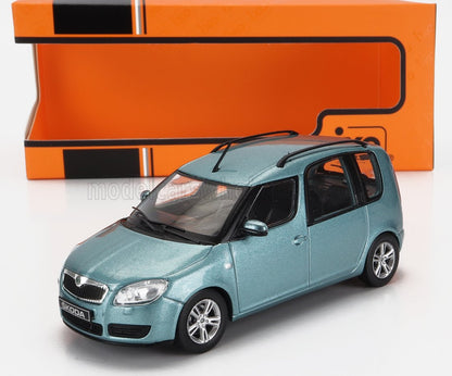 Modellino Skoda blu metallizzato con design curato, esposto su una base arancione, disponibile su Vroomi.