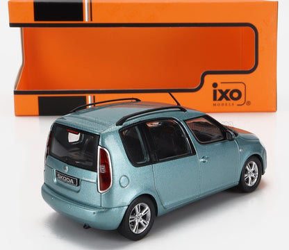 Modellino Skoda blu metallizzato super dettagliato con barre sul tetto nere, in vendita con scatola arancione IXO, disponibile su Vroomi.