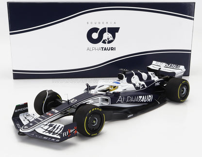Modellino di auto di Formula 1 della Scuderia AlphaTauri con livrea blu e bianca, presentato in una confezione con marchio, disponibile su Vroomi.