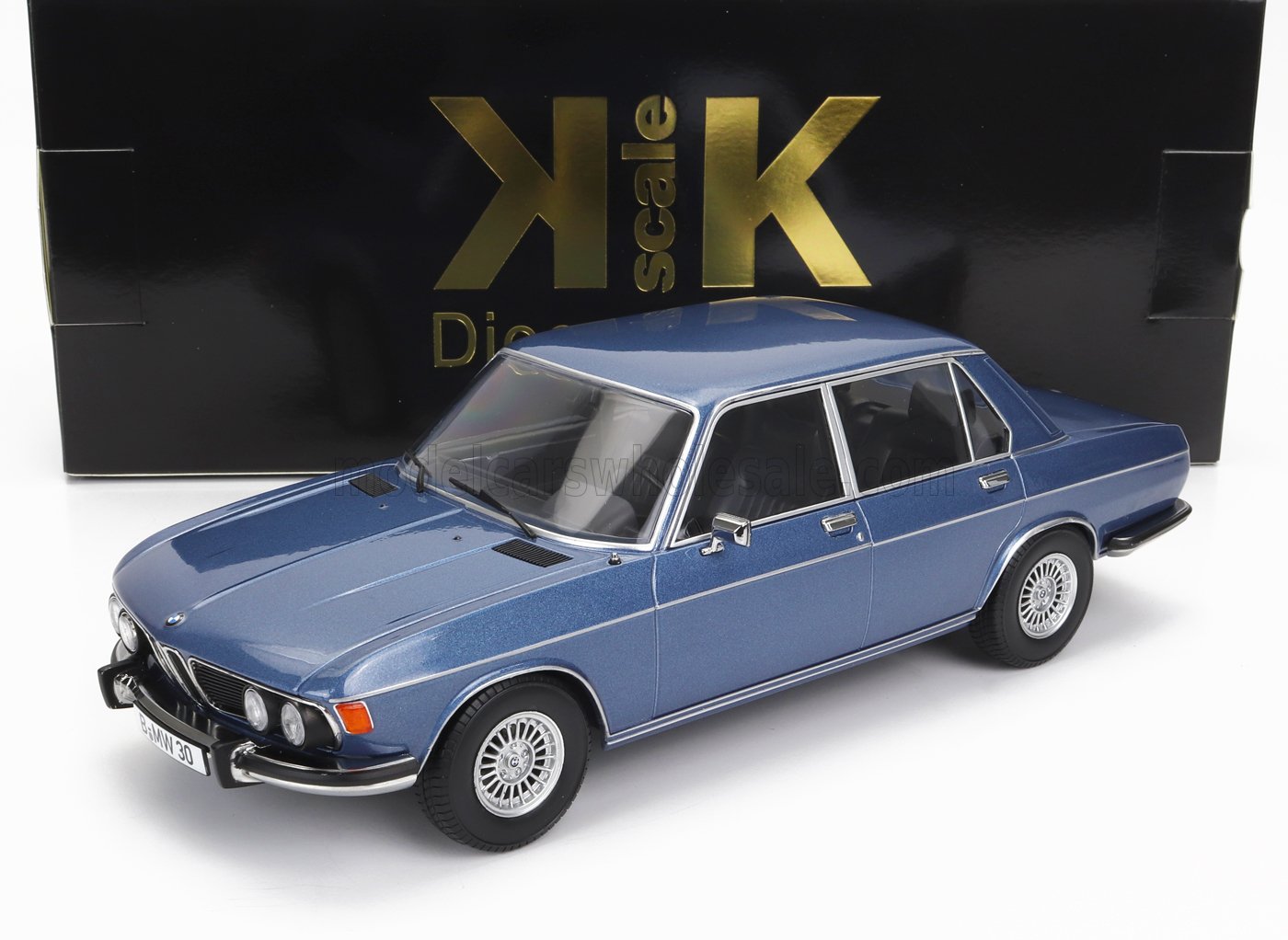 Modellino BMW 3.0 blu in scala 1:18 con dettagli super curati, ora disponibile su Vroomi.