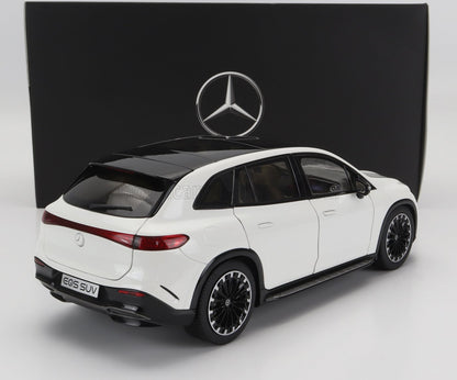 Modello SUV Mercedes EQS bianco con tetto nero e ruote dettagliate, con grande logo Mercedes sullo sfondo, disponibile su Vroomi.