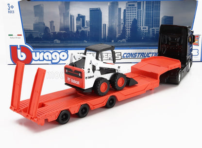 Set di costruzione Bburago con camion giocattolo e rimorchio pianale rosso che trasporta una pala meccanica Bobcat bianca, disponibile su Vroomi.