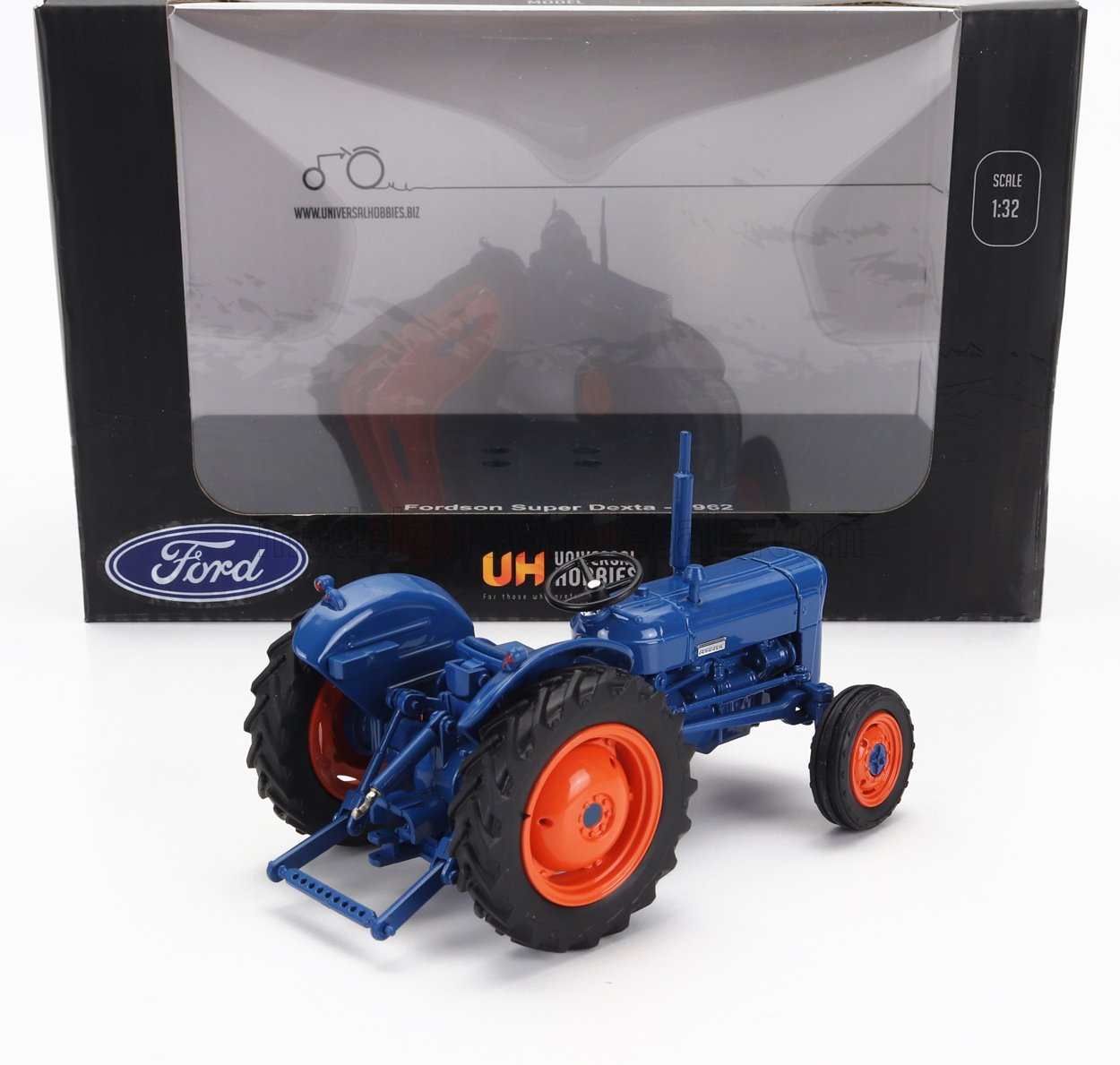 Modello in scala 1:32 del trattore Fordson Super Dexta 1962 in metallo pressofuso con carrozzeria blu e ruote arancioni, in vendita su Vroomi.