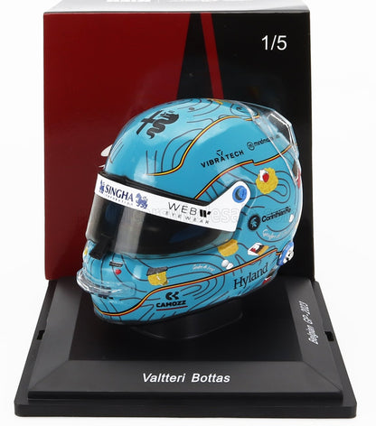 Casco da corsa blu di Valtteri Bottas con i loghi degli sponsor su un espositore nero, in vendita su Vroomi.