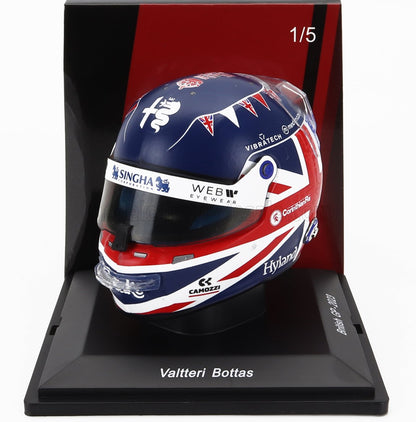 Replica del casco da gara di Valtteri Bottas per il Gran Premio di Gran Bretagna 2023 con la bandiera del Regno Unito, disponibile su Vroomi.