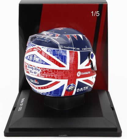 Casco da corsa British GP 2023 con il design Union Jack e i loghi degli sponsor, esposto su un supporto, disponibile su Vroomi.