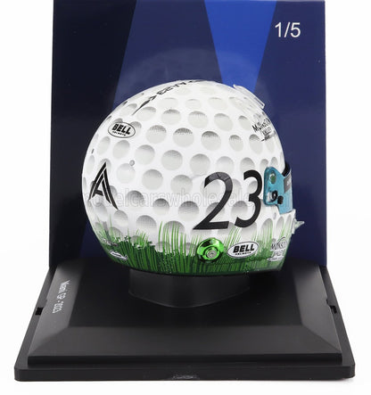 Casco Bell in edizione limitata con disegno di pallina da golf e numero 23, esposto su supporto, disponibile su Vroomi.