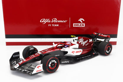 Modellino dell'auto da corsa Alfa Romeo F1 Team in rosso e bianco con il marchio Orlen, disponibile su Vroomi.