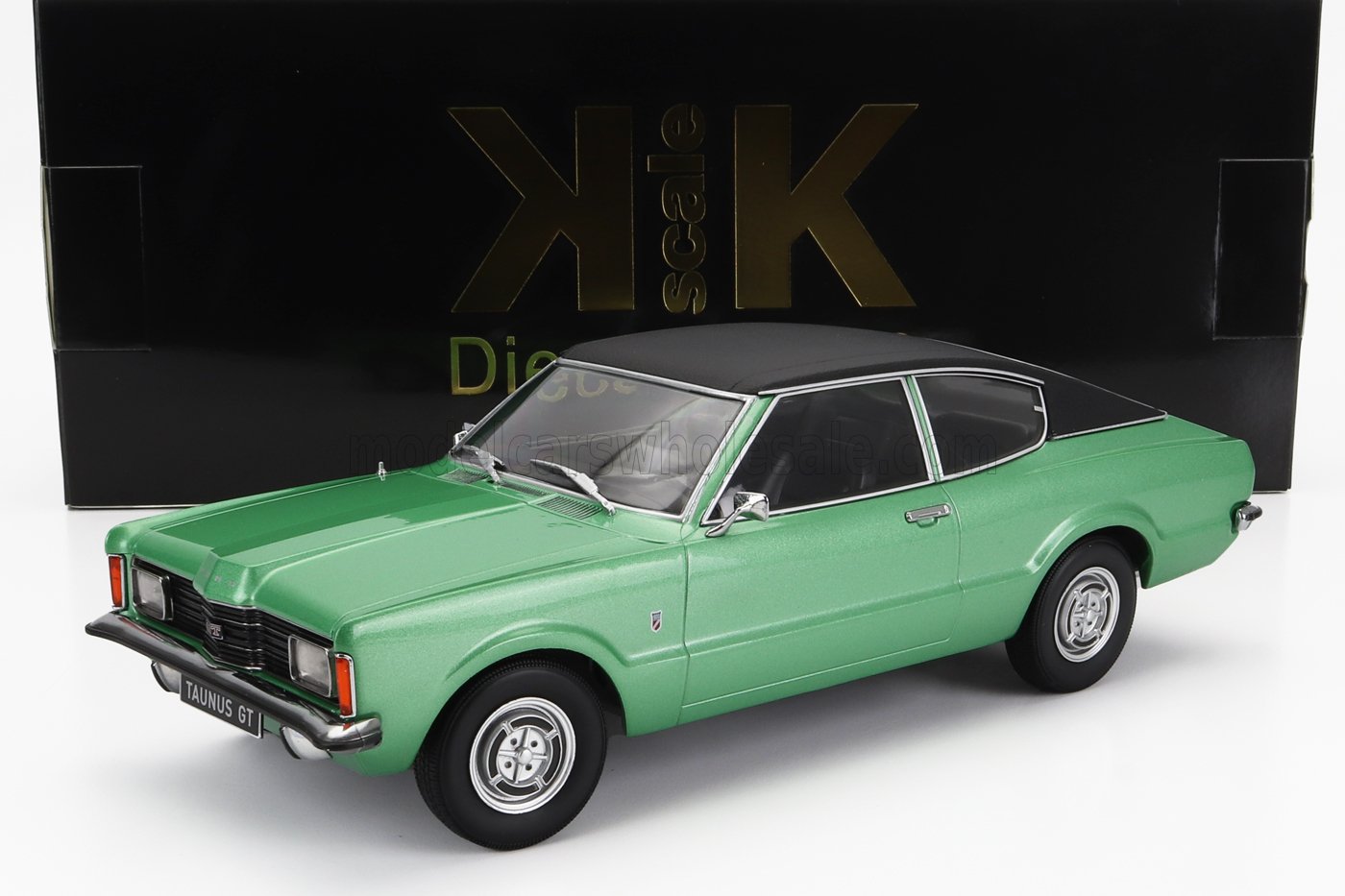 Modellino di auto Ford Taunus GT verde con tetto nero, esposto in una scatola nera KK Scale, disponibile su Vroomi.
